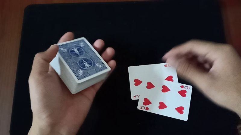 Có nhiều tuyệt chiêu bịp khi chia bài liêng để dễ có liêng